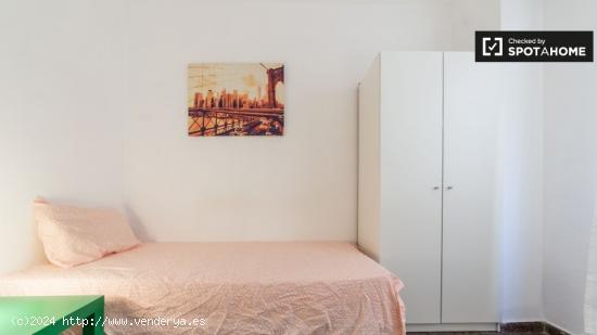 Cómoda habitación con escritorio en un apartamento de 5 dormitorios, El Pla del Real - VALENCIA