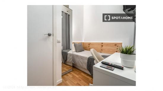 Habitación amueblada con balcón en un apartamento de 7 dormitorios, El Born - BARCELONA