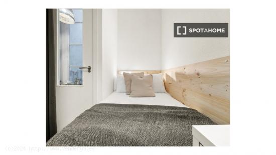 Habitación fresca con armario independiente en el apartamento de 9 dormitorios, El Born - BARCELONA