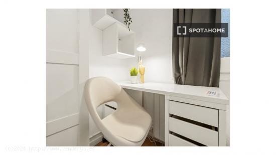 Habitación decorada con llave independiente en un apartamento de 9 dormitorios, El Born - BARCELONA