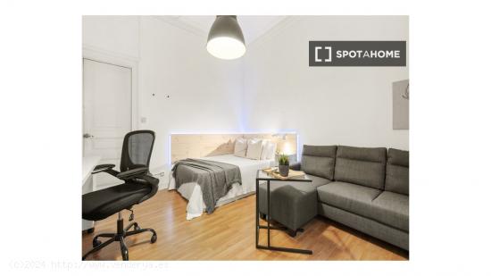 Encantadora habitación con escritorio en un apartamento de 9 habitaciones, El Born - BARCELONA