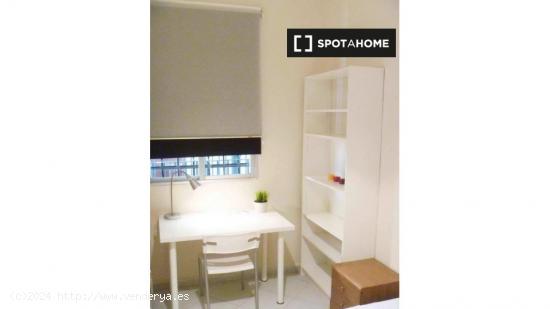 Habitación grande con estantería en un apartamento de 4 dormitorios, Delicias - MADRID