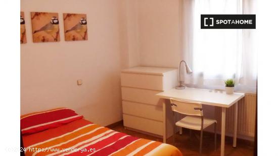 Habitación amueblada con cómoda en apartamento de 2 dormitorios, Puente de Vallecas - MADRID