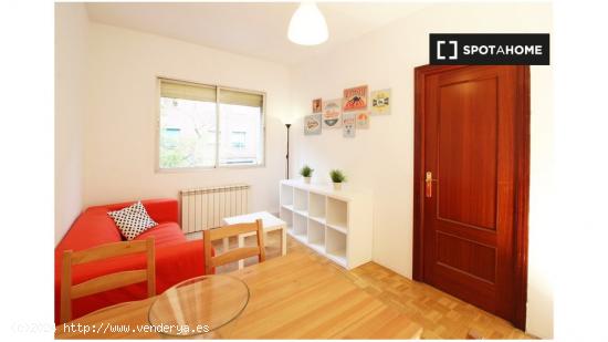 Habitación decorada con escritorio en un apartamento de 3 dormitorios, Carabanchel - MADRID