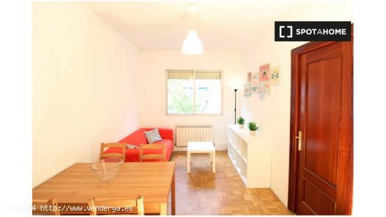 Habitación decorada con escritorio en un apartamento de 3 dormitorios, Carabanchel - MADRID