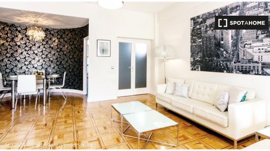 Elegante apartamento de 3 dormitorios con balcón en alquiler en Las Ventas, cerca de la Plaza de To