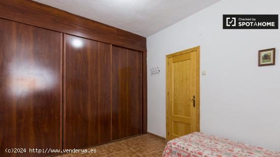 Habitación de estudiantes con cama individual en alquiler en apartamento de 4 dormitorios en Ronda 