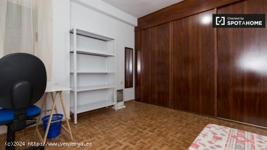 Habitación de estudiantes con cama individual en alquiler en apartamento de 4 dormitorios en Ronda 