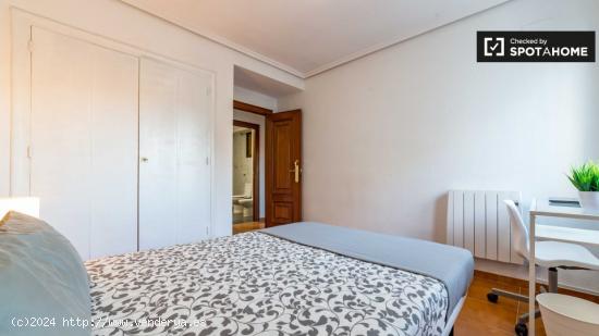 Habitación amueblada en un apartamento de 6 dormitorios en Rascanya - VALENCIA