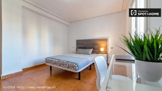 Habitación ordenada en un apartamento de 6 dormitorios en Rascanya - VALENCIA