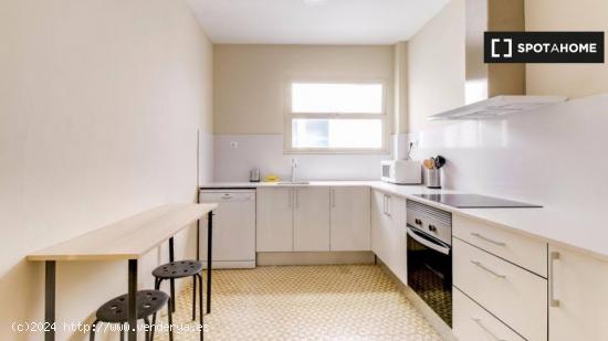 Se alquila habitación en piso de 10 habitaciones en L'Esquerra de l'Eixample - Sólo mujeres - BARC