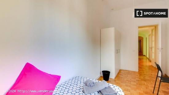 Se alquila habitación en piso de 10 habitaciones en L'Esquerra de l'Eixample - Sólo mujeres - BARC