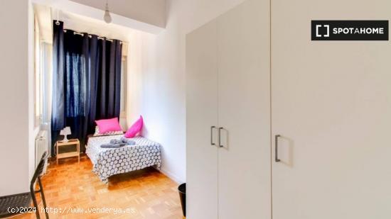 Se alquila habitación en piso de 10 habitaciones en L'Esquerra de l'Eixample - Sólo mujeres - BARC