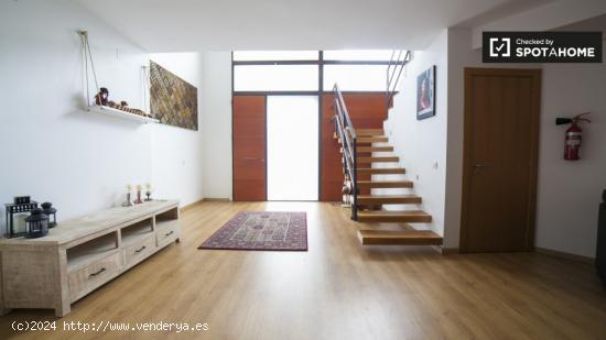 Amplio apartamento de 2 dormitorios con terraza en alquiler en Encants - BARCELONA