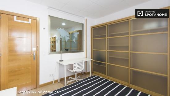 Habitación compacta en un apartamento de 8 habitaciones en Prosperidad - MADRID