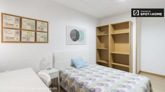 Amplia habitación en un apartamento de 8 habitaciones en Prosperidad - MADRID