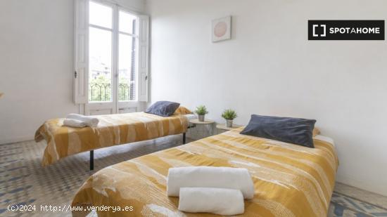 Habitación compartida luminosa en apartamento de 9 dormitorios en l'Eixample - BARCELONA