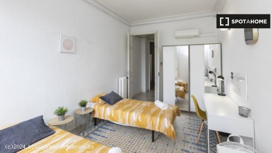 Habitación compartida luminosa en apartamento de 9 dormitorios en l'Eixample - BARCELONA