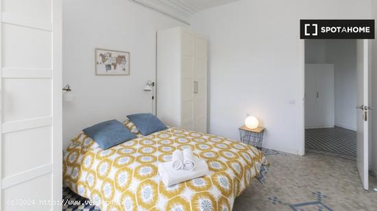 Habitación con balcón en un apartamento de 9 dormitorios en l'Eixample - BARCELONA