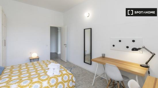 Habitación con balcón en un apartamento de 9 dormitorios en l'Eixample - BARCELONA