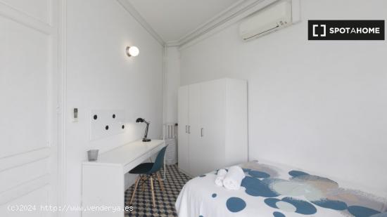 Habitación espaciosa en un apartamento de 9 dormitorios en l'Eixample - BARCELONA