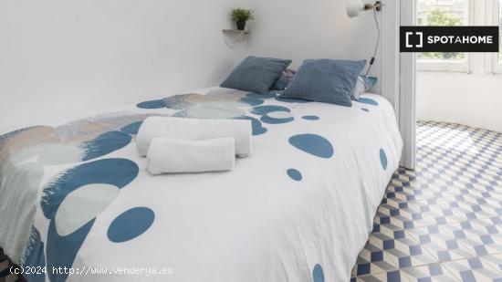 Habitación espaciosa en un apartamento de 9 dormitorios en l'Eixample - BARCELONA