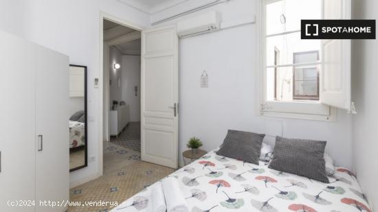 Acogedora habitación en un apartamento de 9 dormitorios en L'Eixample - BARCELONA