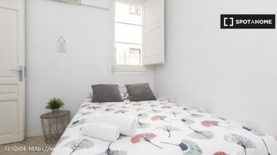 Acogedora habitación en un apartamento de 9 dormitorios en L'Eixample - BARCELONA