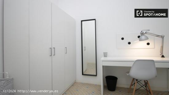 Cómoda habitación en un apartamento de 9 habitaciones en L'Eixample - BARCELONA