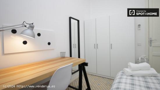 Encantadora habitación en un apartamento de 9 habitaciones en L'Eixample - BARCELONA