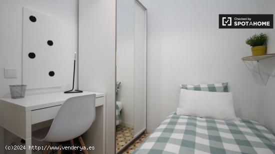 Habitación tranquila en un apartamento de 9 dormitorios en L'Eixample - BARCELONA