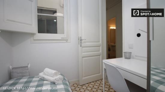 Habitación tranquila en un apartamento de 9 dormitorios en L'Eixample - BARCELONA