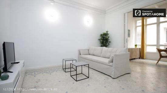 Habitación tranquila en un apartamento de 9 dormitorios en L'Eixample - BARCELONA