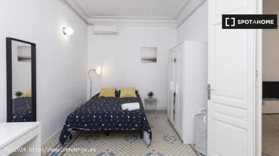 Amplia habitación en un apartamento de 9 dormitorios en L'Eixample - BARCELONA