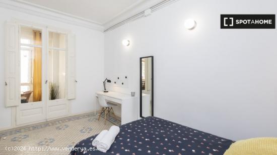 Amplia habitación en un apartamento de 9 dormitorios en L'Eixample - BARCELONA