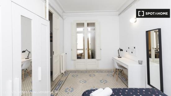 Amplia habitación en un apartamento de 9 dormitorios en L'Eixample - BARCELONA