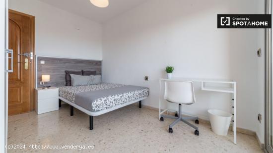 Habitación amueblada en un apartamento de 5 dormitorios en Camins al Grau - VALENCIA