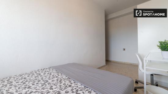 Habitación amueblada en un apartamento de 5 dormitorios en Camins al Grau - VALENCIA