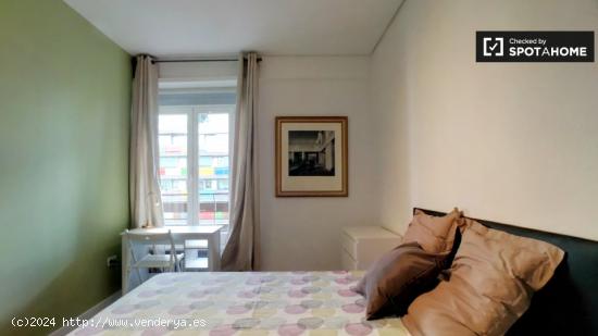 Cómoda habitación en un apartamento de 8 dormitorios en Nueva España - MADRID