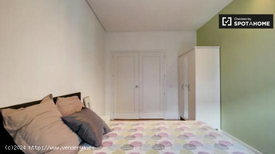 Cómoda habitación en un apartamento de 8 dormitorios en Nueva España - MADRID