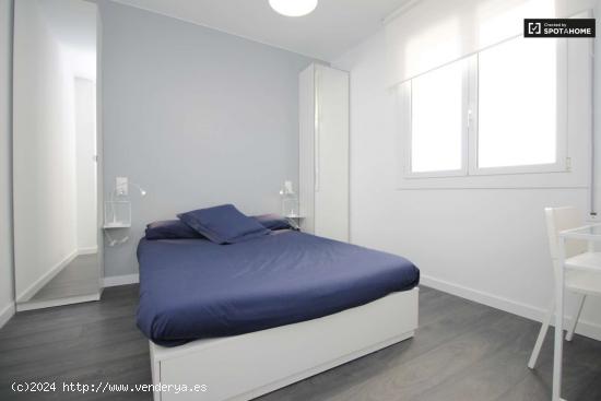  Habitación con baño en el apartamento de 3 dormitorios - Poble Sec - BARCELONA 