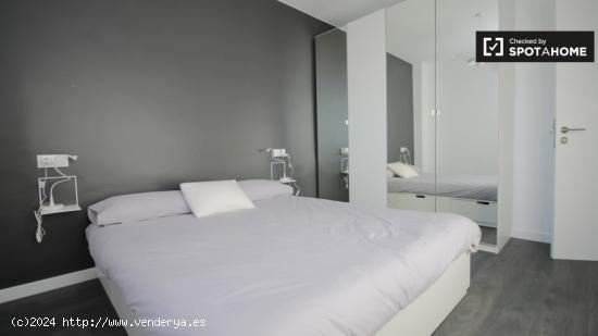 Habitación luminosa en apartamento de 3 dormitorios - Poble Sec - BARCELONA