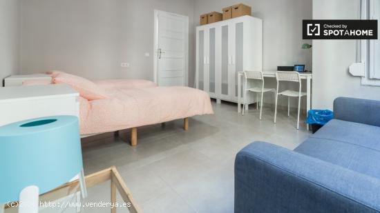 Amplia habitación en un apartamento de 5 dormitorios en Russafa, Valencia - VALENCIA