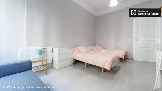 Amplia habitación en un apartamento de 5 dormitorios en Russafa, Valencia - VALENCIA