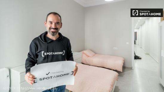 Amplia habitación en un apartamento de 5 dormitorios en Russafa, Valencia - VALENCIA