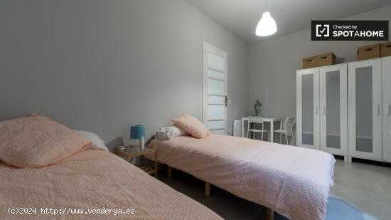 Habitación moderna en un apartamento de 5 dormitorios en L'Eixample - VALENCIA