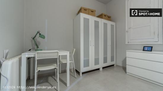 Habitación moderna en un apartamento de 5 dormitorios en L'Eixample - VALENCIA