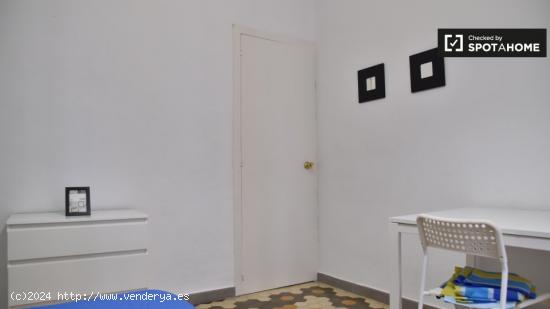 Habitación elegante en un apartamento de 4 dormitorios en L'Eixample - VALENCIA