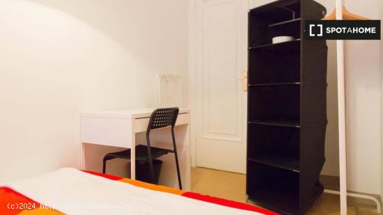 Acogedora habitación con cama de matrimonio en alquiler en Eixample - Sólo chicas - BARCELONA