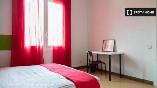 Preciosa habitación con cama de matrimonio en alquiler en Eixample - Sólo chicas - BARCELONA